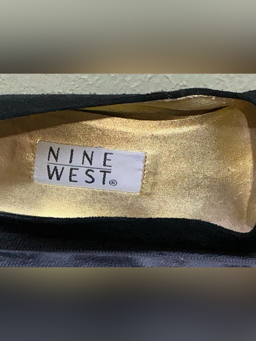 Vintage Nine West Black Suede Loafers Gold Embroidered Crest Shield Flats 7N - Picture 4 of 7